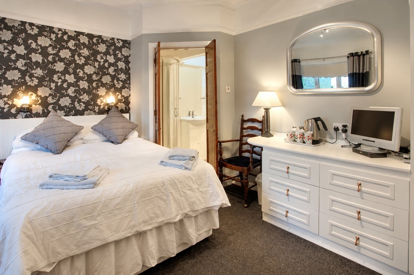 A comfortable double room at Senglea Lodge